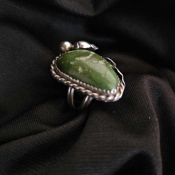 Silver and Green Stone Ring - Picture 3 of 13